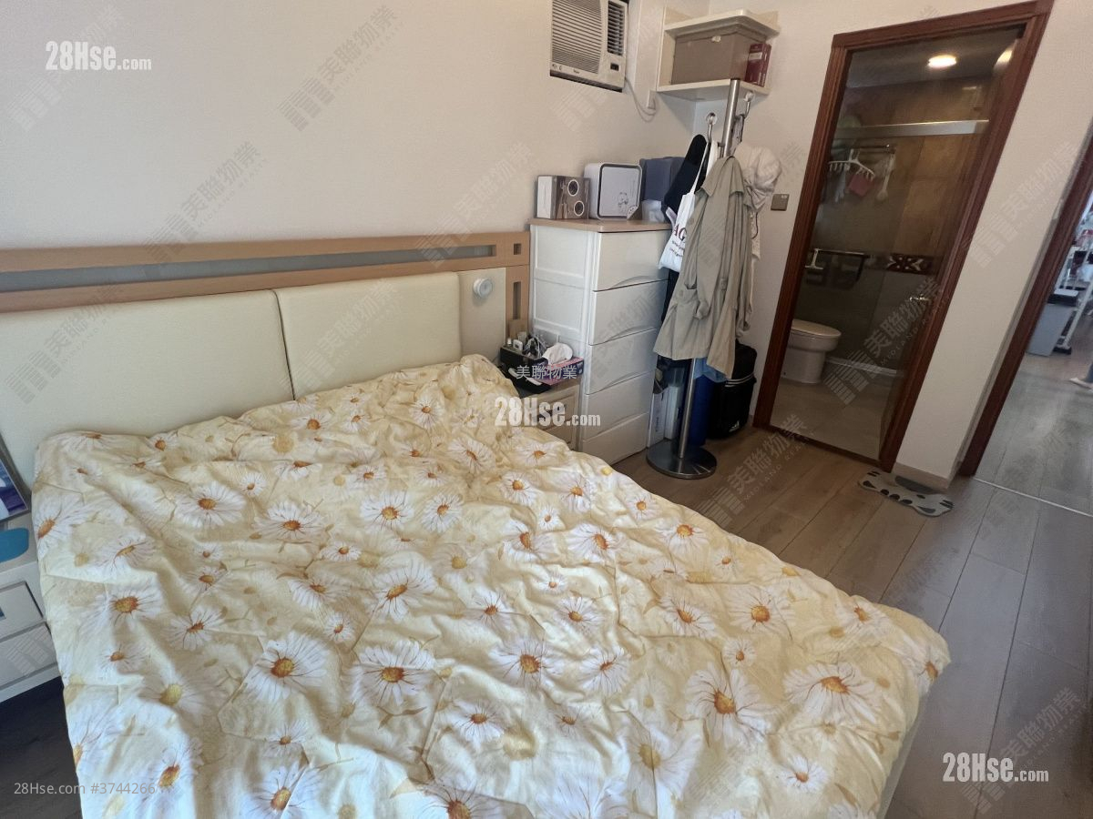 master room: Royal Ascot Sell 3 Bedrooms , 3 Bathrooms 974 ft²