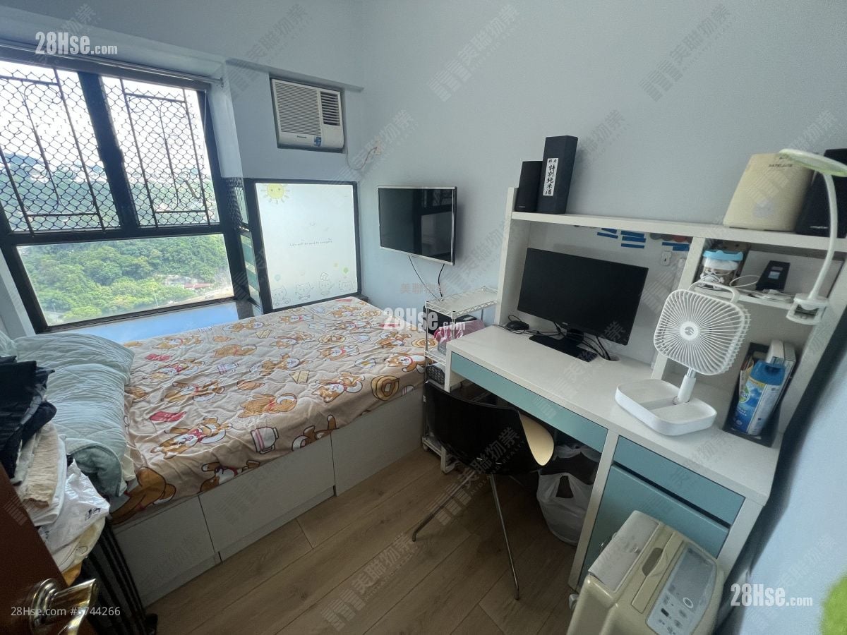 bedroom 1: Royal Ascot Sell 3 Bedrooms , 3 Bathrooms 974 ft²