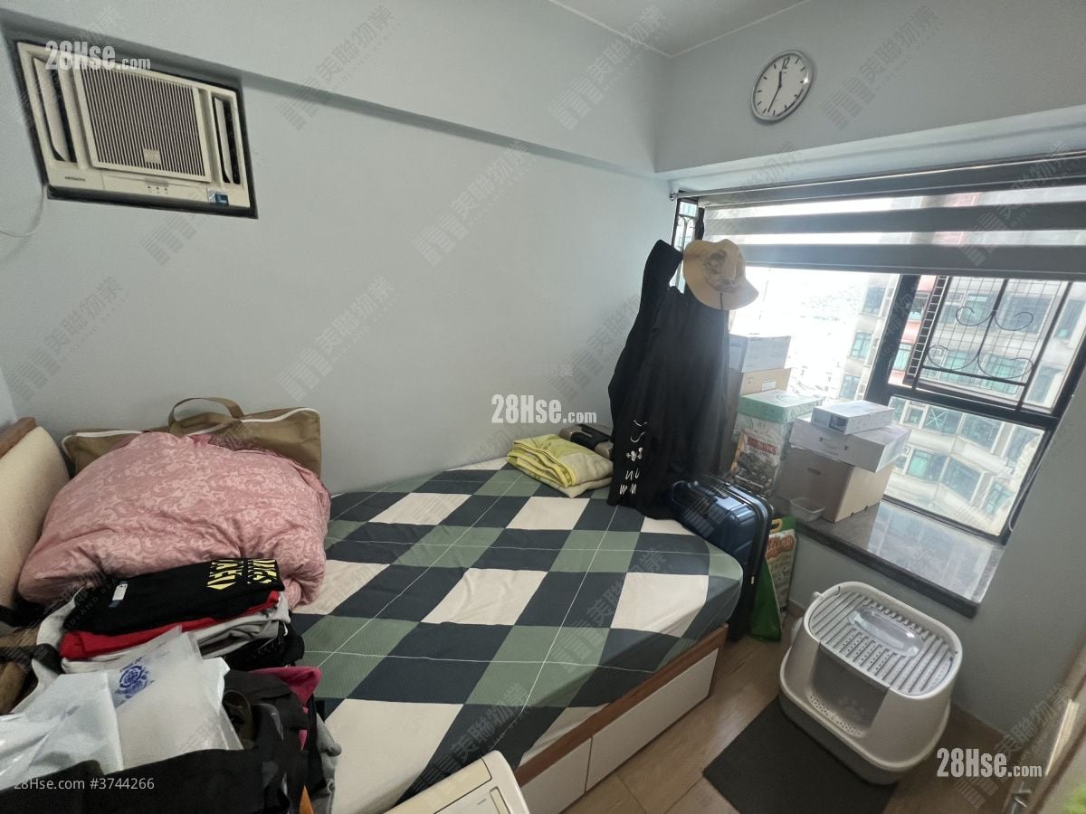 bedroom 2: Royal Ascot Sell 3 Bedrooms , 3 Bathrooms 974 ft²