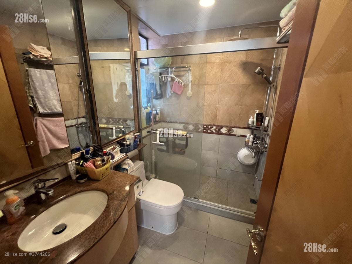 bathroom: Royal Ascot Sell 3 Bedrooms , 3 Bathrooms 974 ft²
