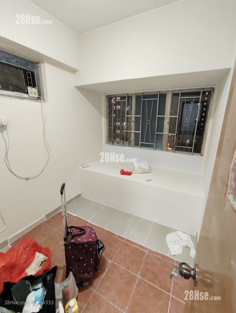 Tung Fai Court Sell 2 Bedrooms , 1 Bathroom 296 ft²