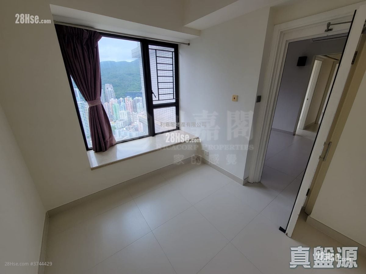 Chelsea Court Sell 3 Bedrooms , 1 Bathroom 555 ft²