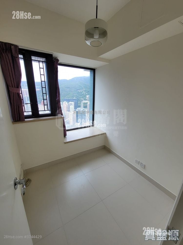 Chelsea Court Sell 3 Bedrooms , 1 Bathroom 555 ft²