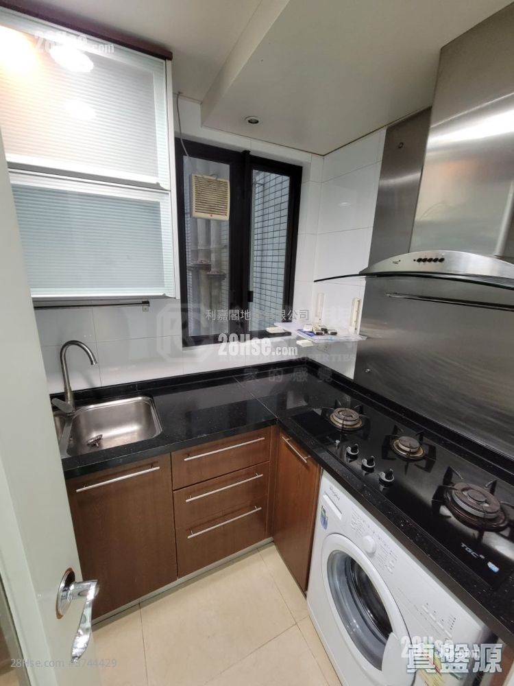 Chelsea Court Sell 3 Bedrooms , 1 Bathroom 555 ft²