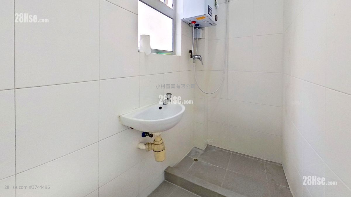 浴室: 新村街50-50A號 租盤 2 房 , 1 浴室 380 平方呎