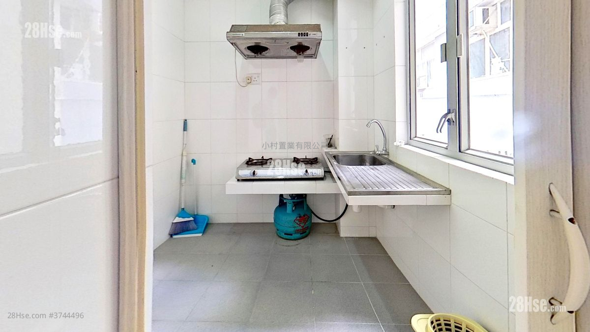 廚房: 新村街50-50A號 租盤 2 房 , 1 浴室 380 平方呎
