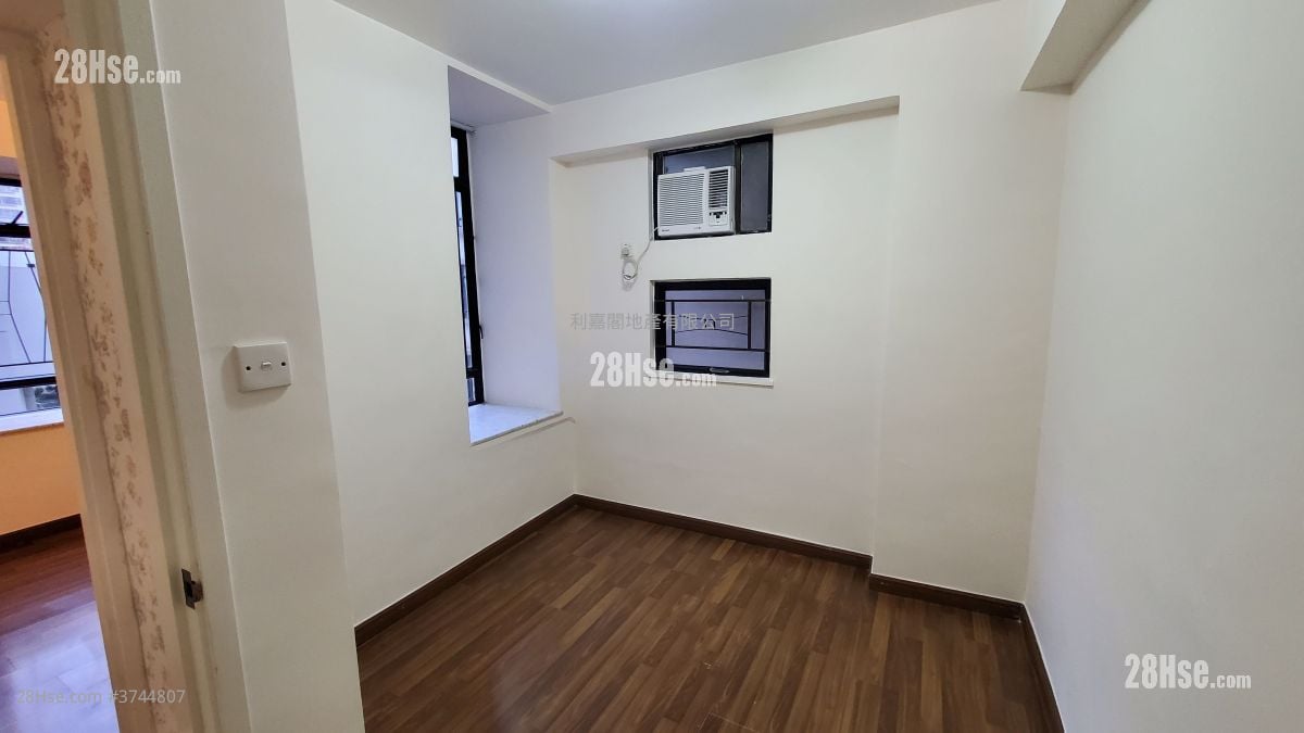 Kornhill Sell 2 Bedrooms , 1 Bathroom 480 ft²