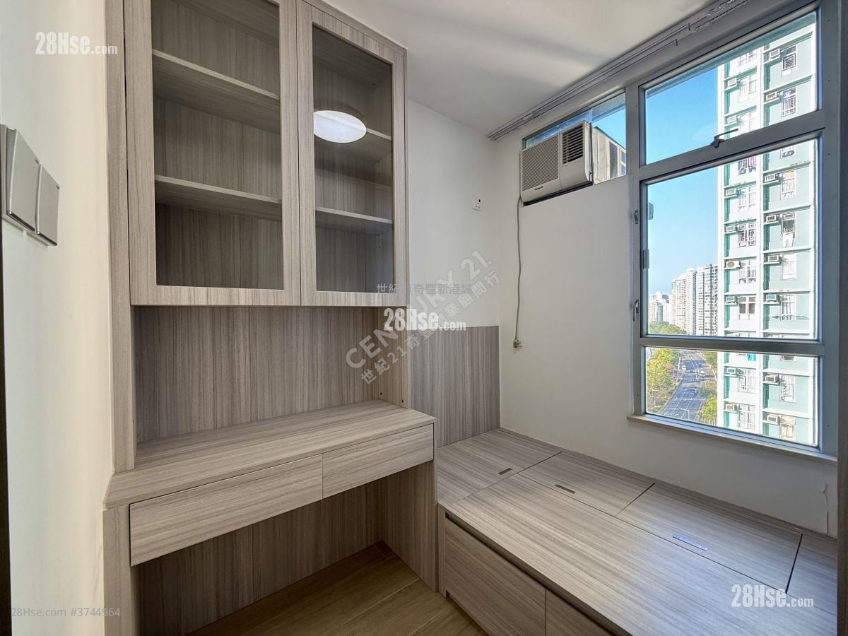 Kam Tai Court Sell 3 Bedrooms , 2 Bathrooms 650 ft²