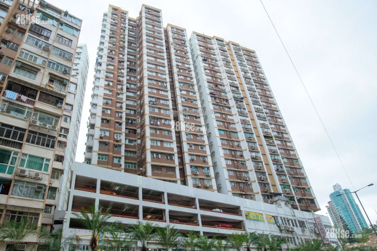 Yee On Court Sell 3 Bedrooms , 2 Bathrooms 707 ft²