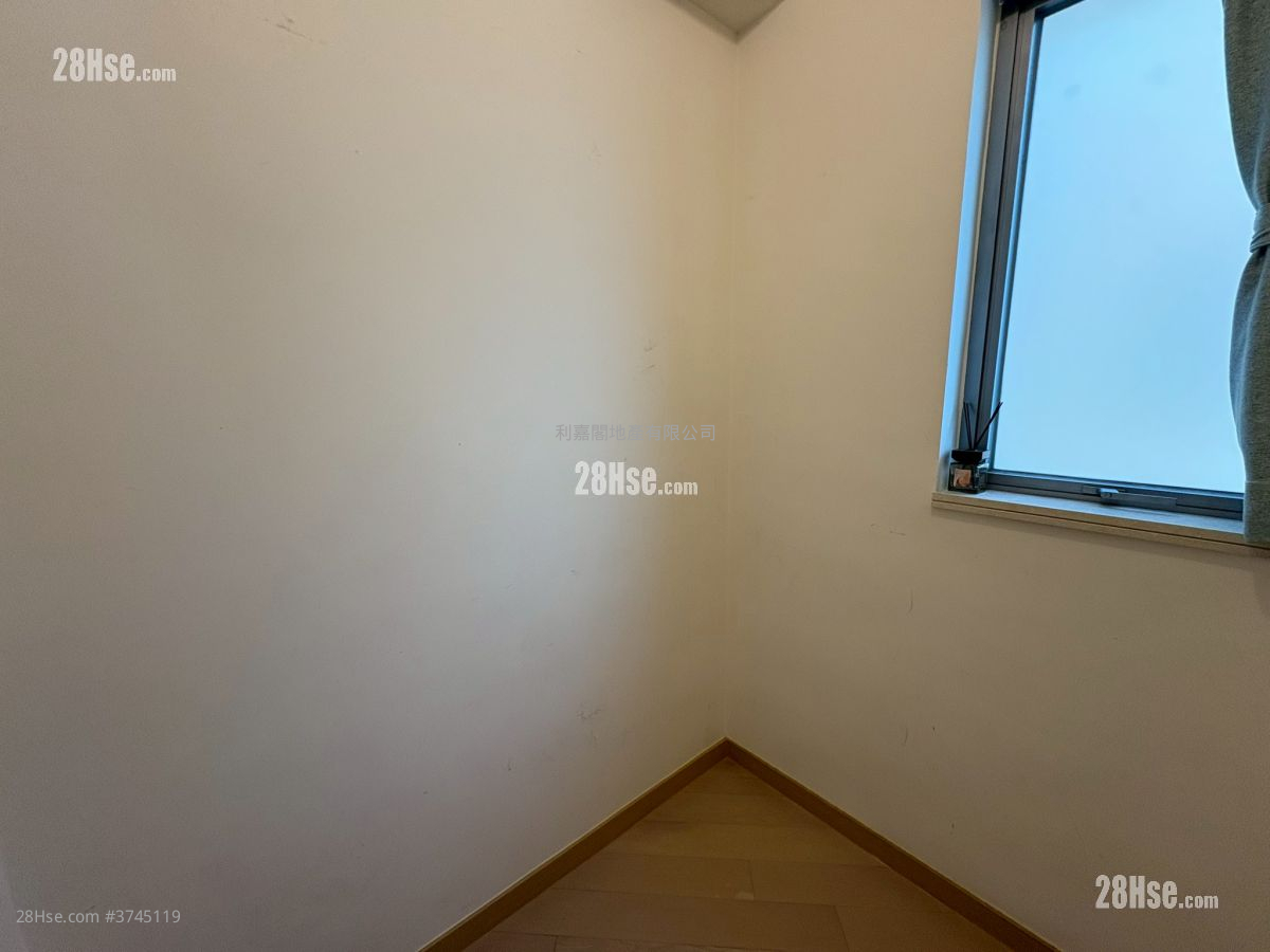 峻巒 租盤 561 平方呎