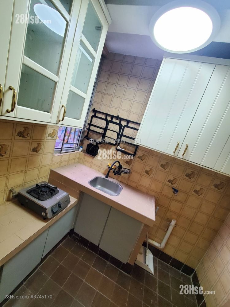 New Kwai Fong Gardens Sell 2 Bedrooms , 1 Bathroom 408 ft²