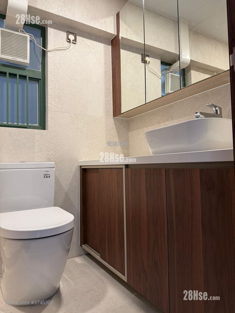 Sea Crest Villa Sell 3 Bedrooms , 2 Bathrooms 614 ft²