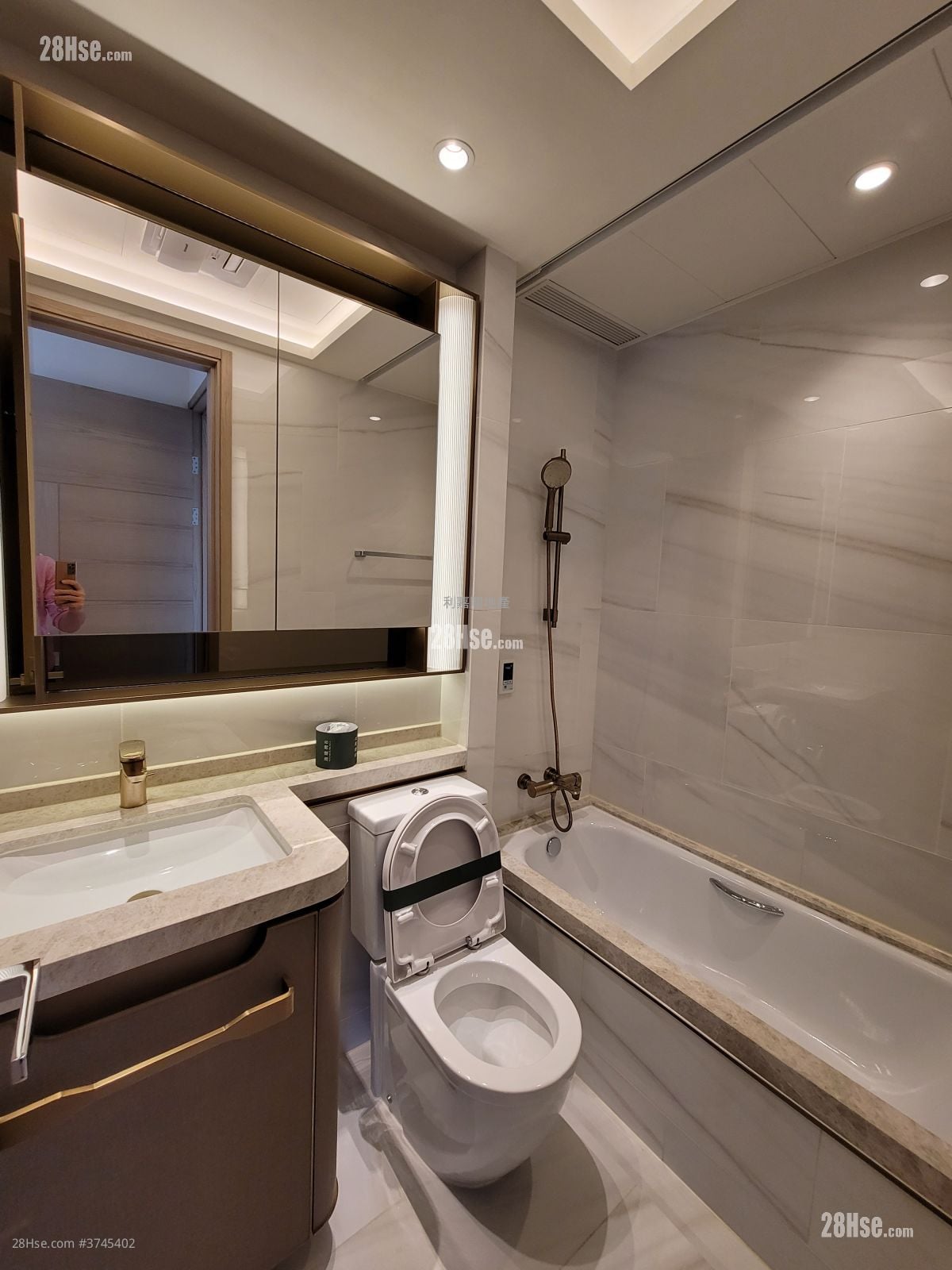 逸瓏灣8 售盤 3 房 , 2 浴室 694 平方呎