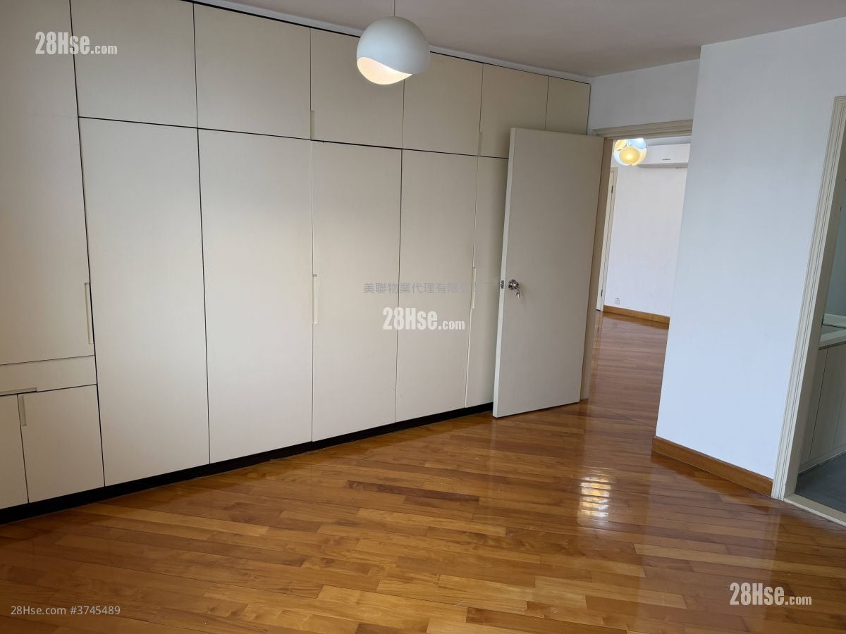 Mountain Court Sell 2 Bedrooms , 2 Bathrooms 991 ft²