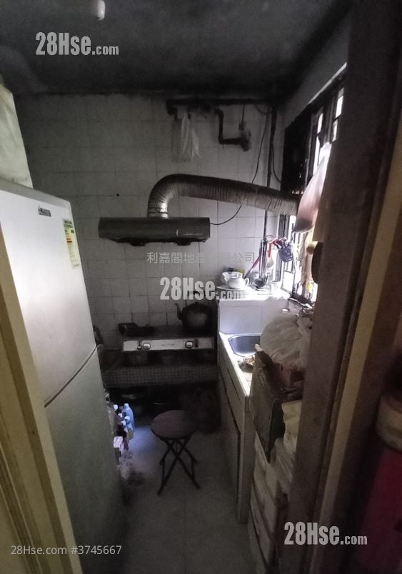 Siu Hong Court Sell 2 Bedrooms 449 ft²