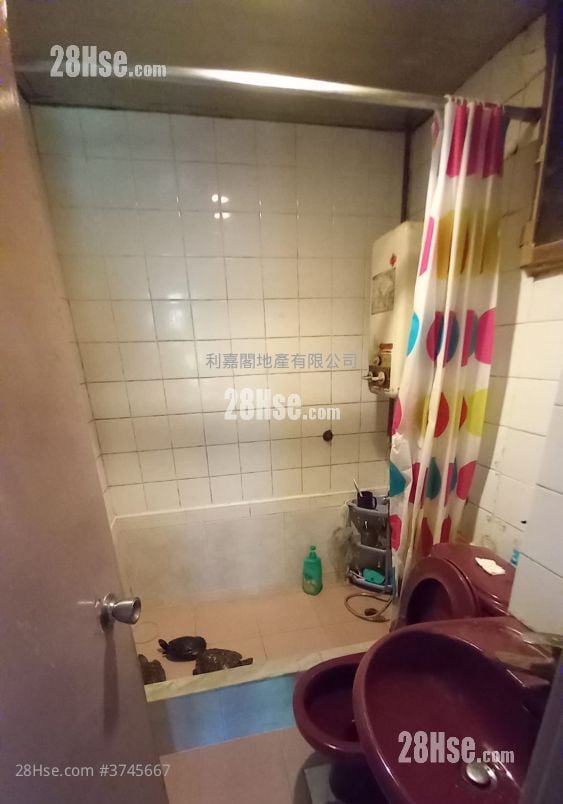 Siu Hong Court Sell 2 Bedrooms 449 ft²