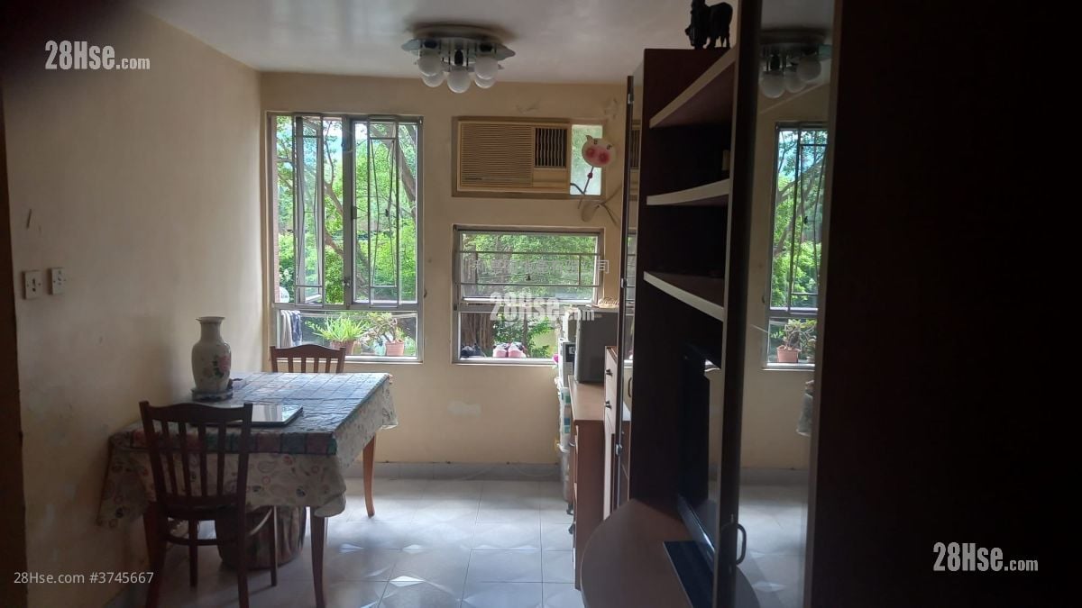 Siu Hong Court Sell 2 Bedrooms 449 ft²