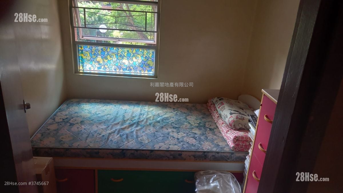 Siu Hong Court Sell 2 Bedrooms 449 ft²