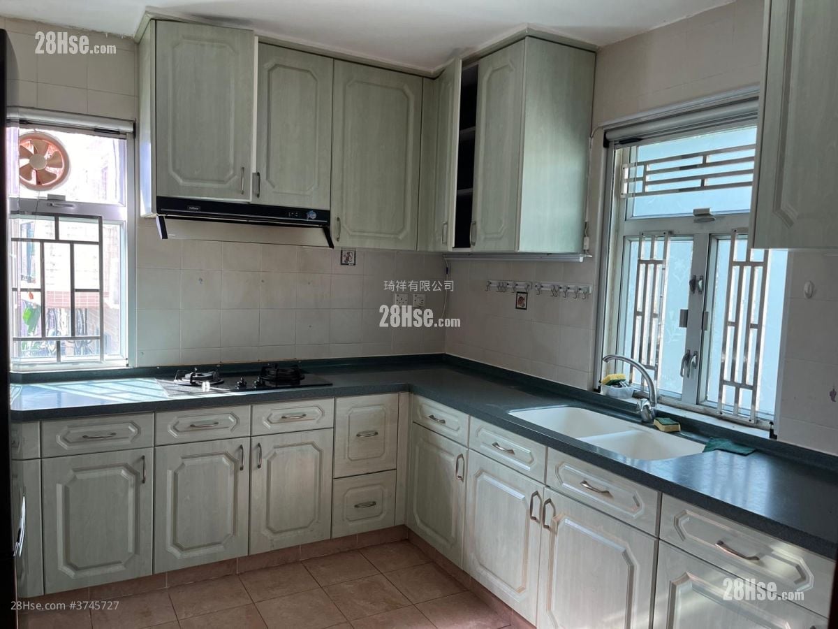 村屋 售盘 4 房 , 2 浴室 1,400 平方尺