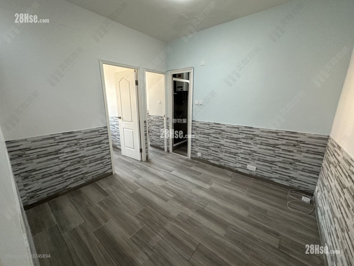 Lee Bo Building Sell 2 Bedrooms 269 ft²