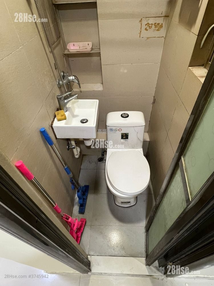 Tung Lo Court Sell 3 Bedrooms 449 ft²