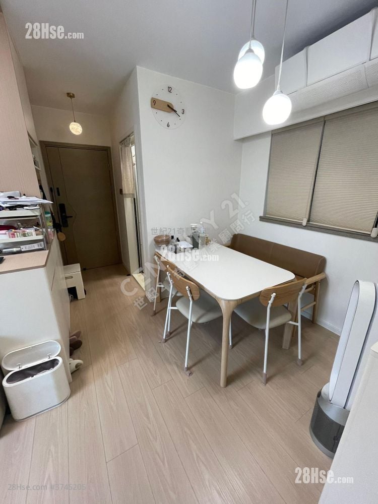 living room: Dawning Views Sell 2 Bedrooms , 1 Bathroom 428 ft²