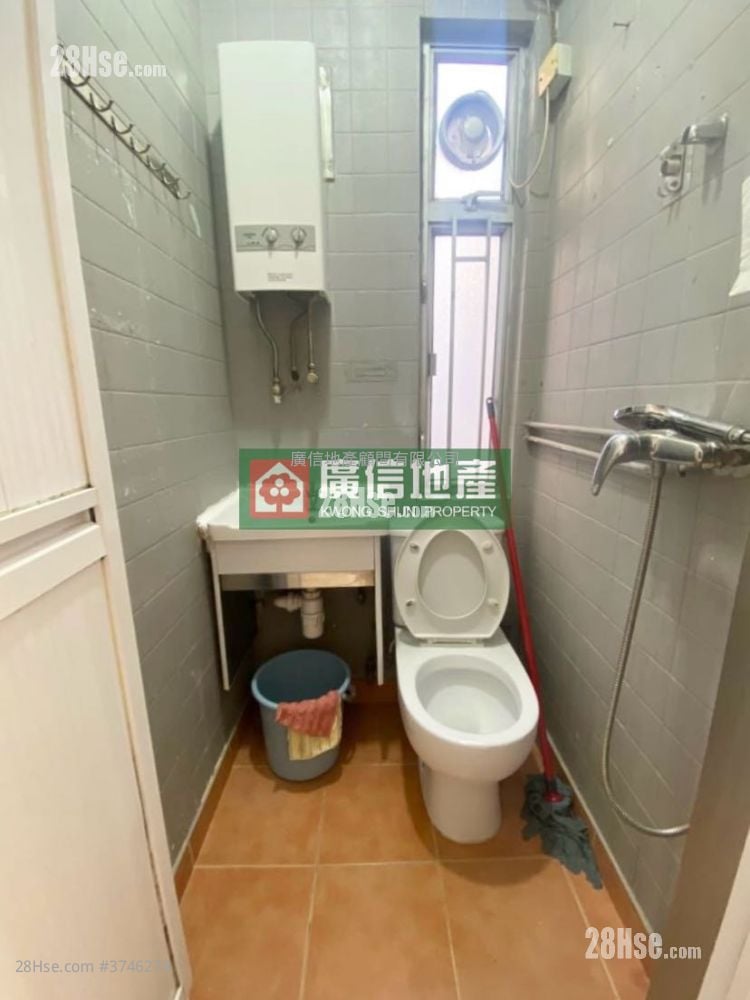 Man On House Sell 2 Bedrooms , 1 Bathroom