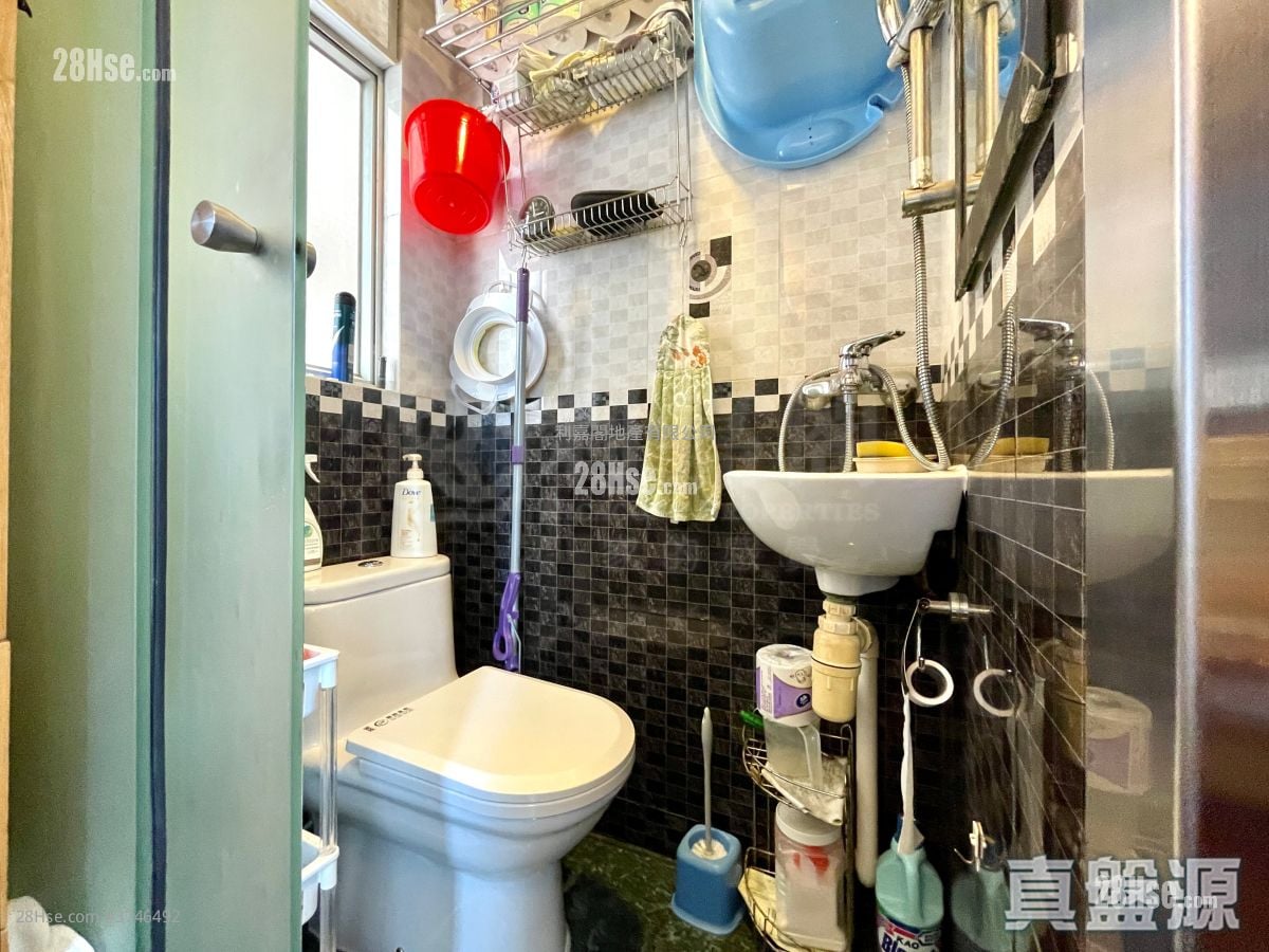 Bauhinia Garden Sell 3 Bedrooms , 2 Bathrooms 591 ft²