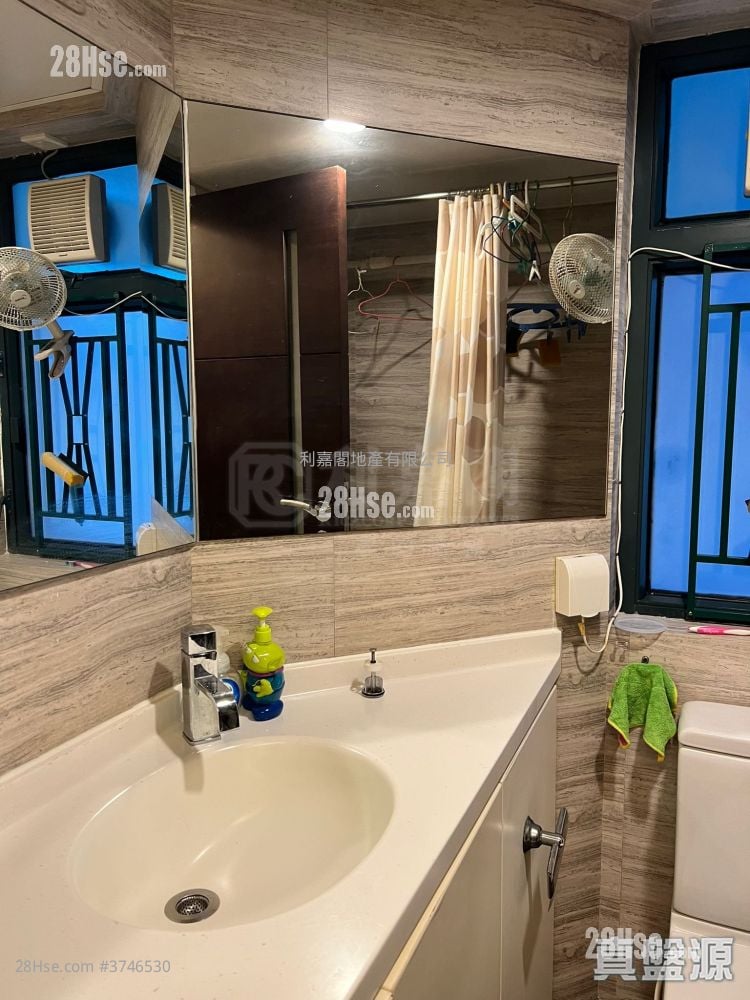 The Metro City Sell 3 Bedrooms , 2 Bathrooms 713 ft²