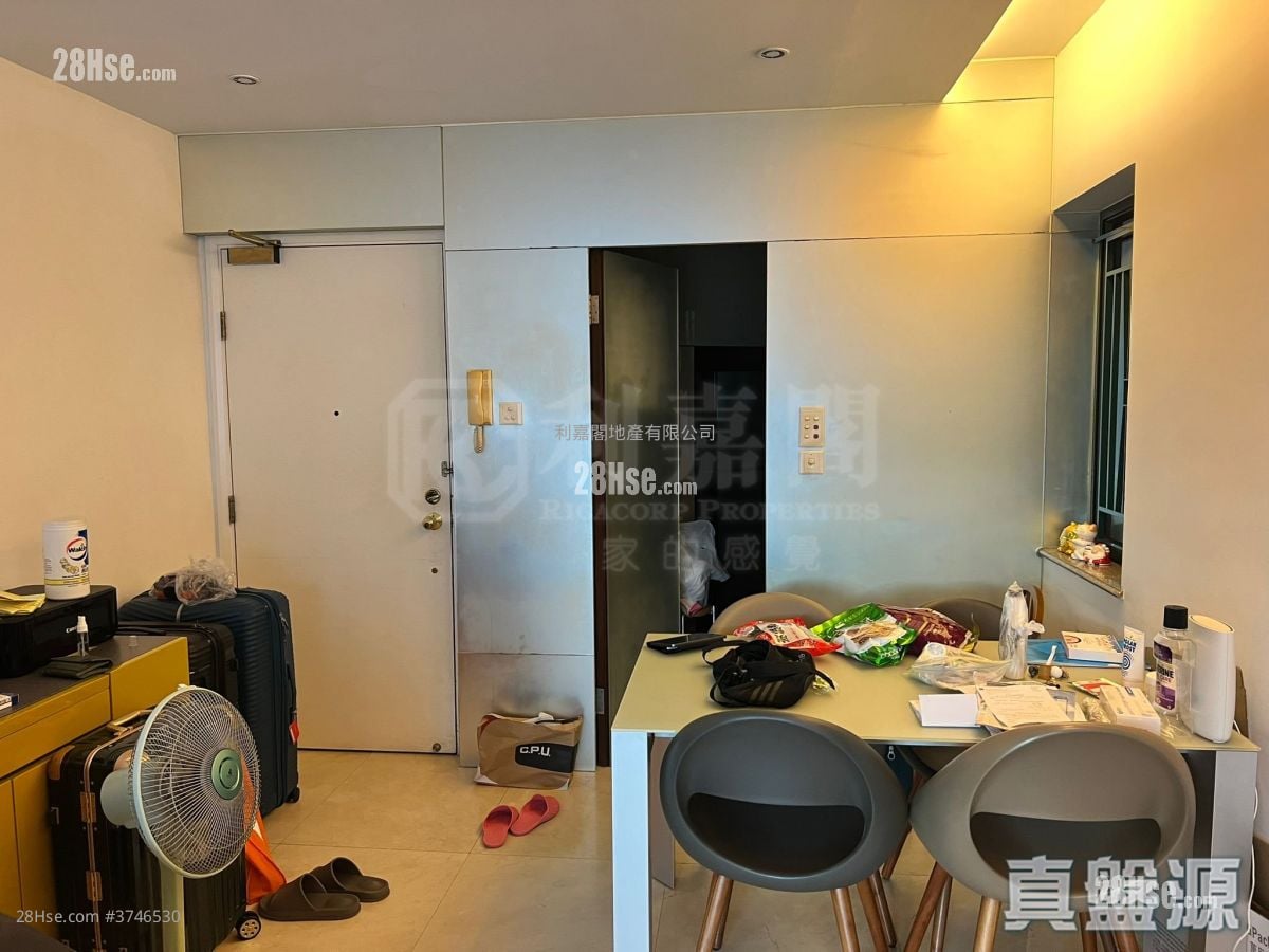 The Metro City Sell 3 Bedrooms , 2 Bathrooms 713 ft²