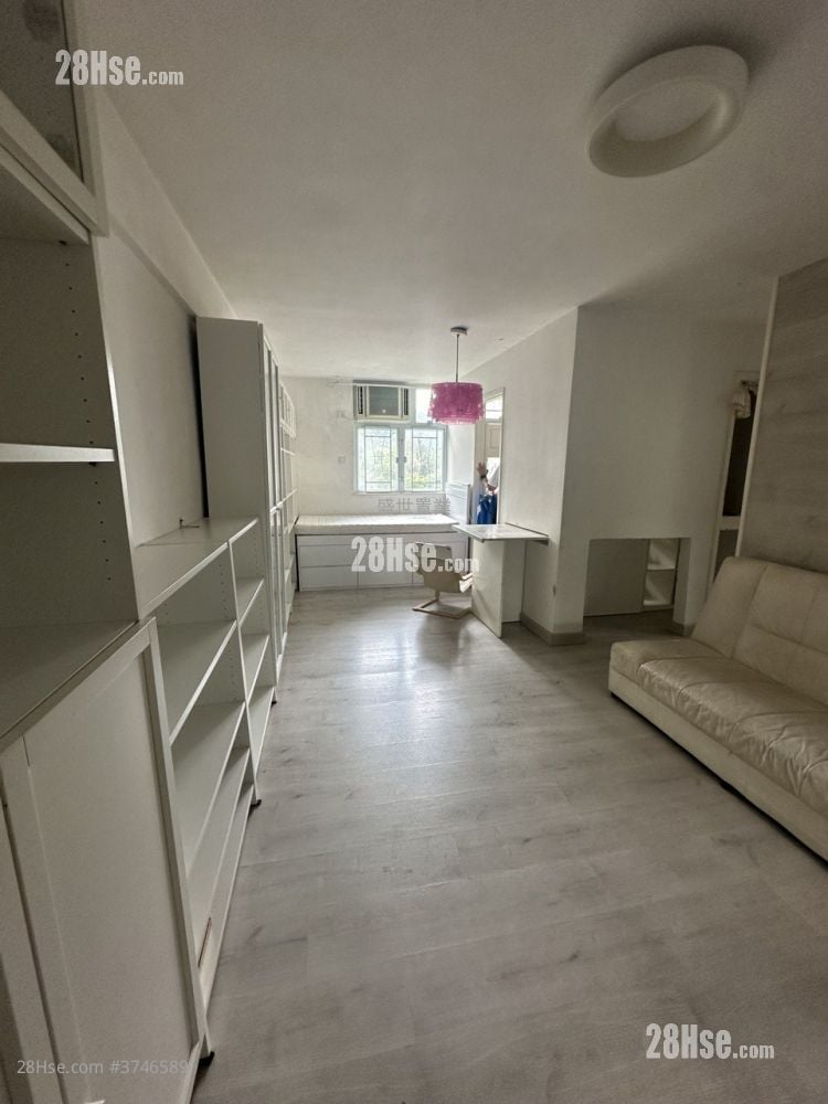 Fung Shing Court Sell 3 Bedrooms , 1 Bathroom 490 ft²