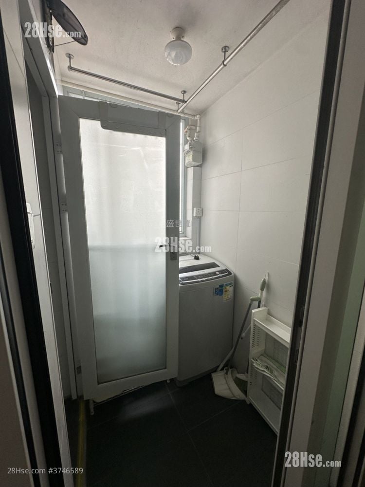 Fung Shing Court Sell 3 Bedrooms , 1 Bathroom 490 ft²