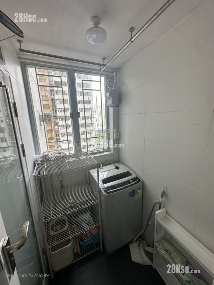 Fung Shing Court Sell 3 Bedrooms , 1 Bathroom 490 ft²