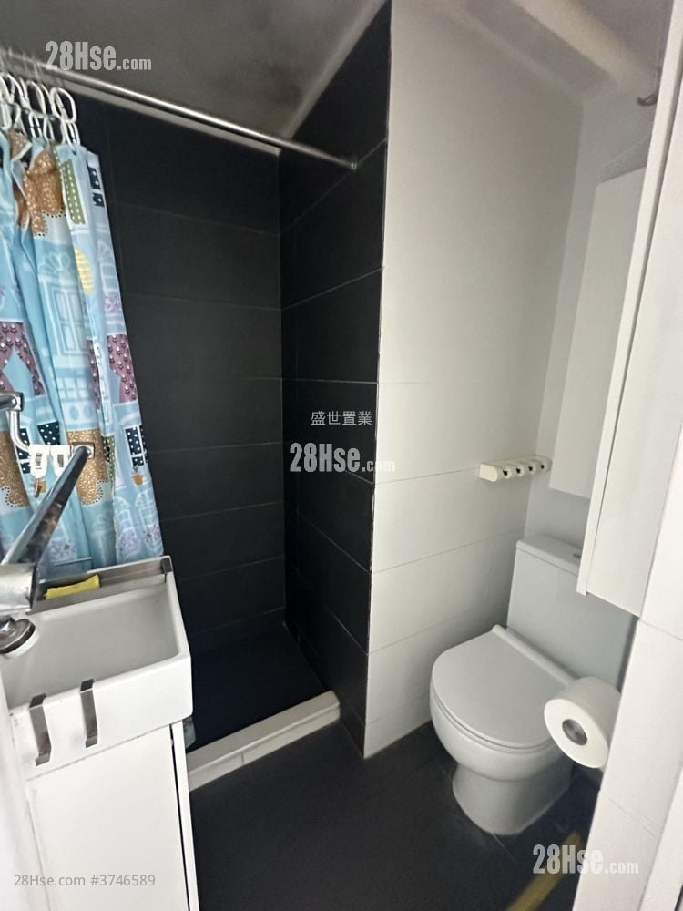 Fung Shing Court Sell 3 Bedrooms , 1 Bathroom 490 ft²