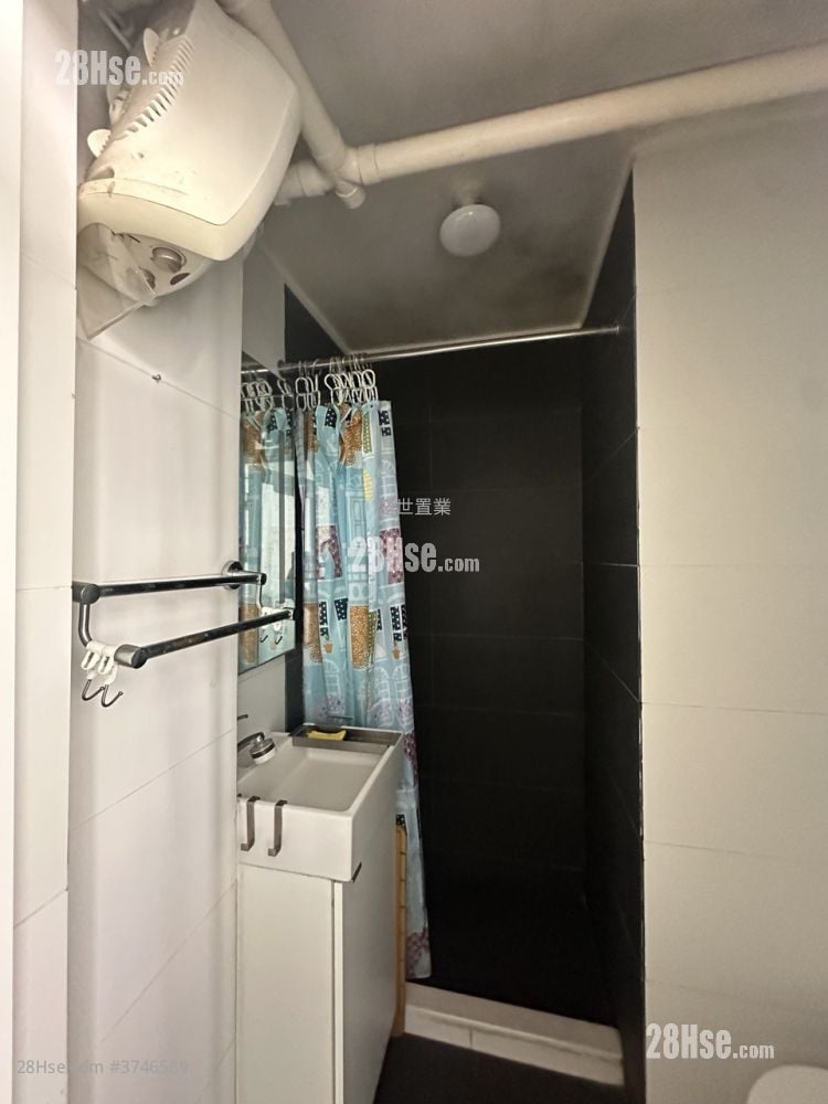 Fung Shing Court Sell 3 Bedrooms , 1 Bathroom 490 ft²