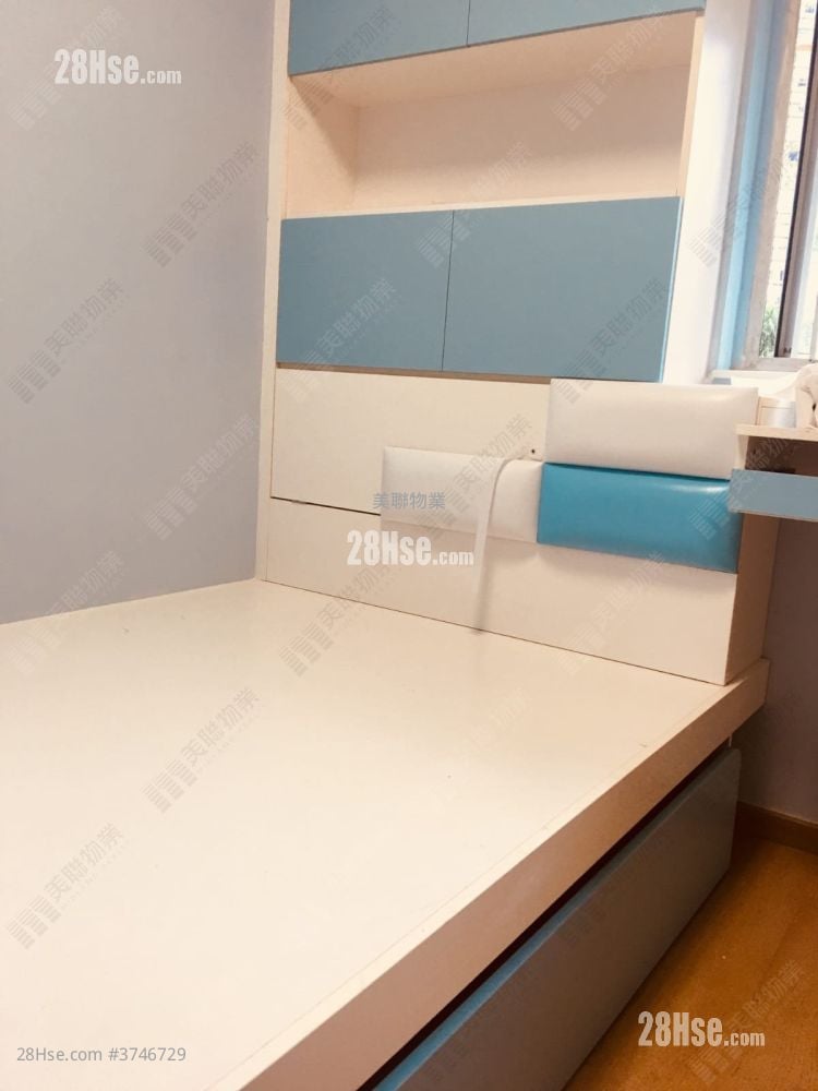 Fung Shing Court Sell 3 Bedrooms , 1 Bathroom 490 ft²