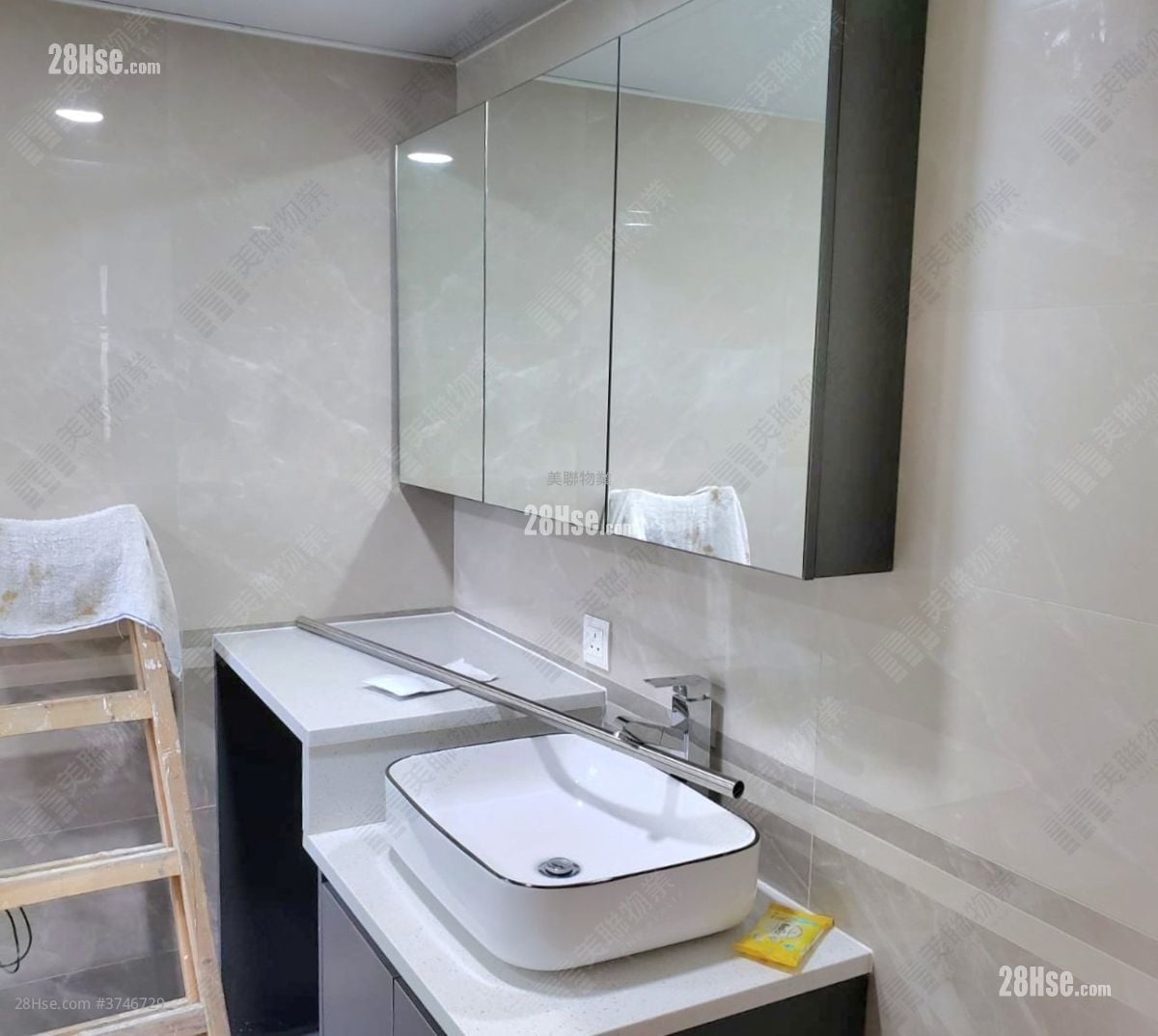 Fung Shing Court Sell 3 Bedrooms , 1 Bathroom 490 ft²