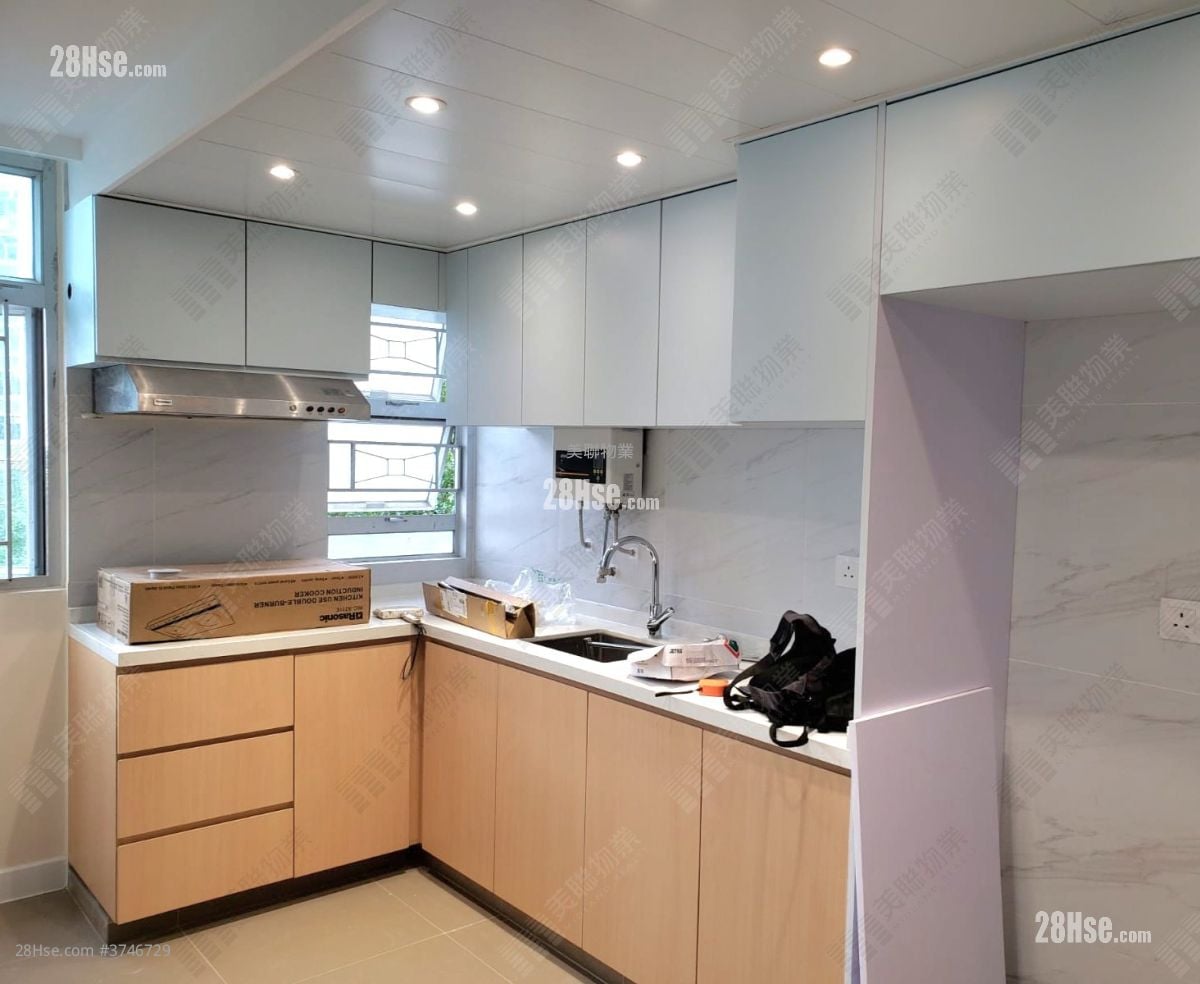 Fung Shing Court Sell 3 Bedrooms , 1 Bathroom 490 ft²