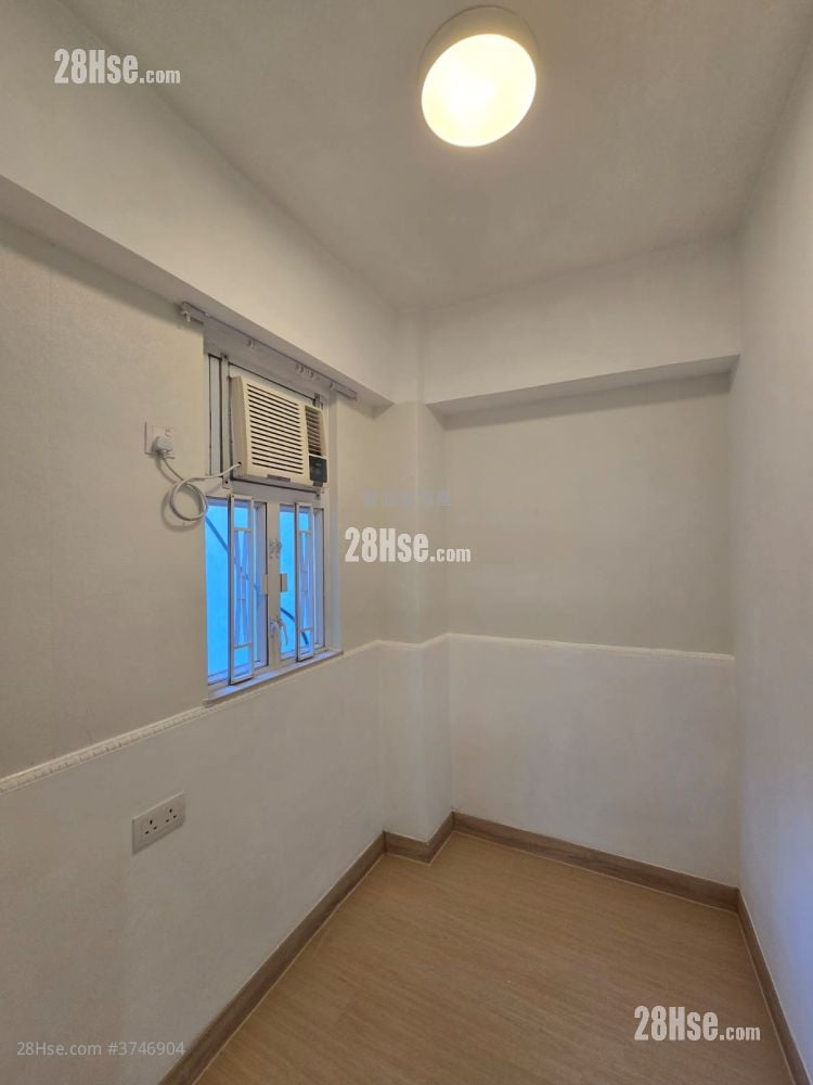 Hang Wan Building Sell 2 Bedrooms , 1 Bathroom 363 ft²