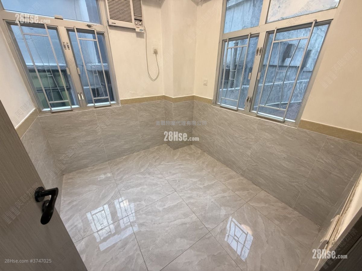 Hin Fai Building Sell 2 Bedrooms , 1 Bathroom 269 ft²