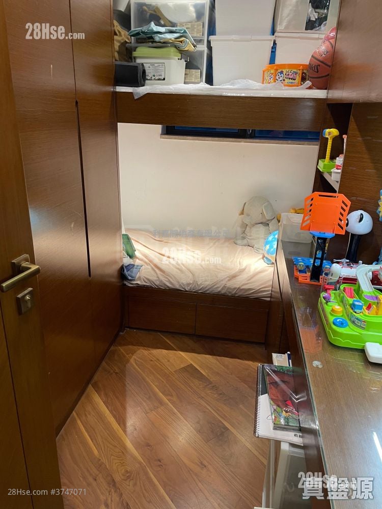 Parc Inverness Sell 5+ Bedrooms , 3 Bathrooms 1,514 ft²