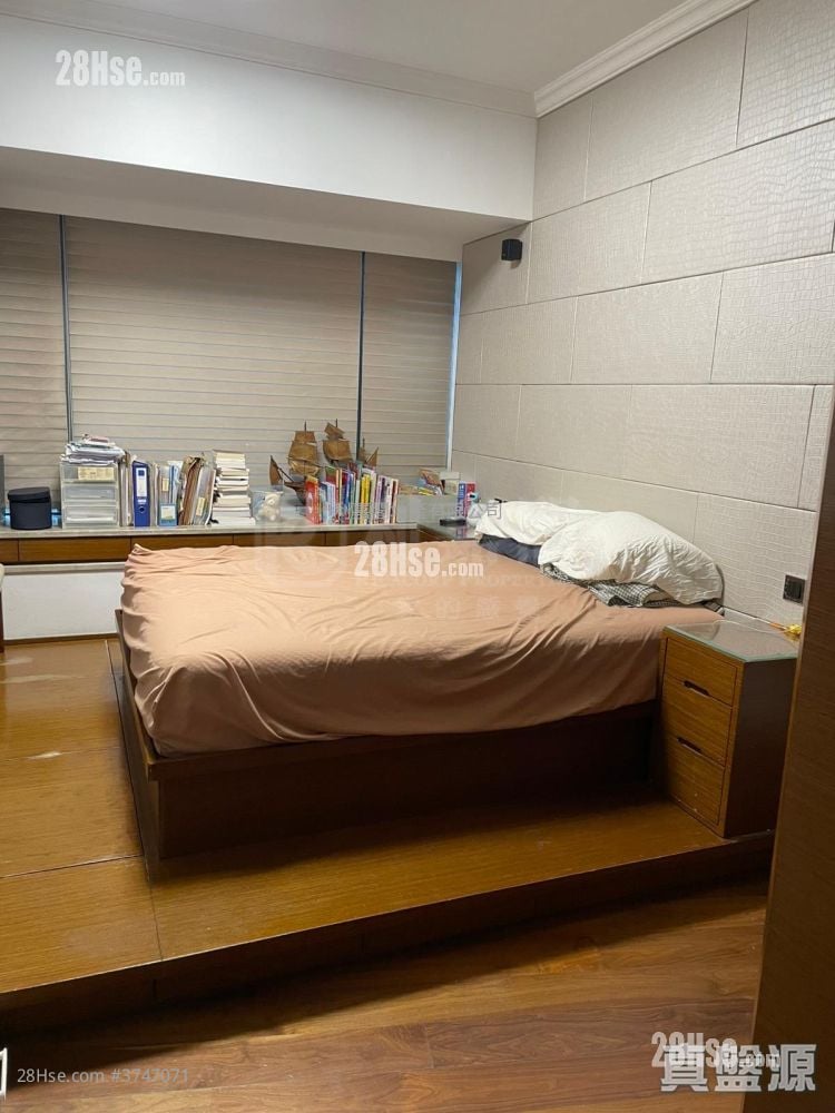 Parc Inverness Sell 5+ Bedrooms , 3 Bathrooms 1,514 ft²