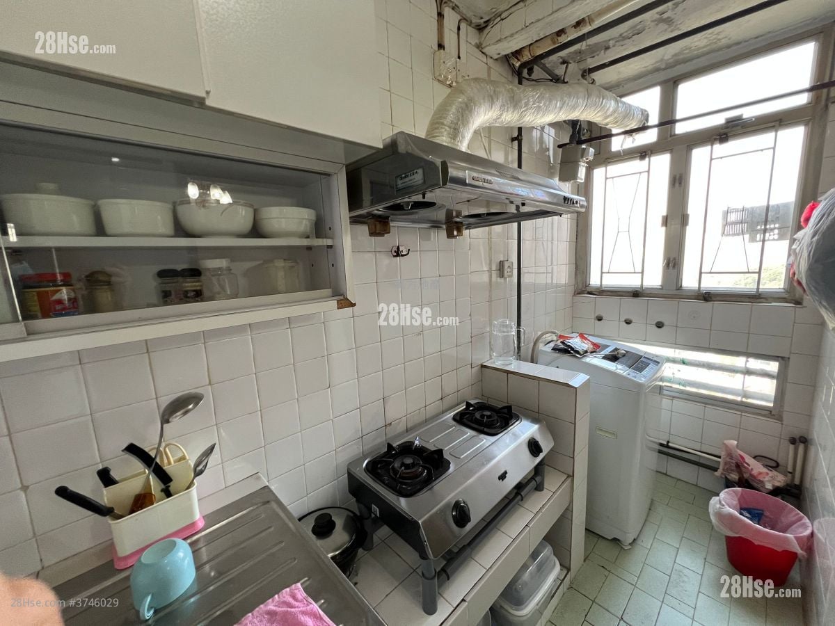 Kwong Yuen Estate Sell 3 Bedrooms , 1 Bathroom 485 ft²