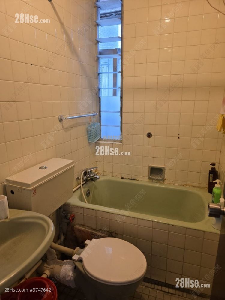 Ching Wah Court Sell 3 Bedrooms , 1 Bathroom 554 ft²