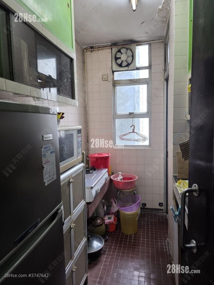 Ching Wah Court Sell 3 Bedrooms , 1 Bathroom 554 ft²
