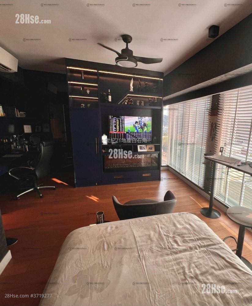 The Beverly Hills Sell 5+ Bedrooms , 2 Bathrooms 2,115 ft²