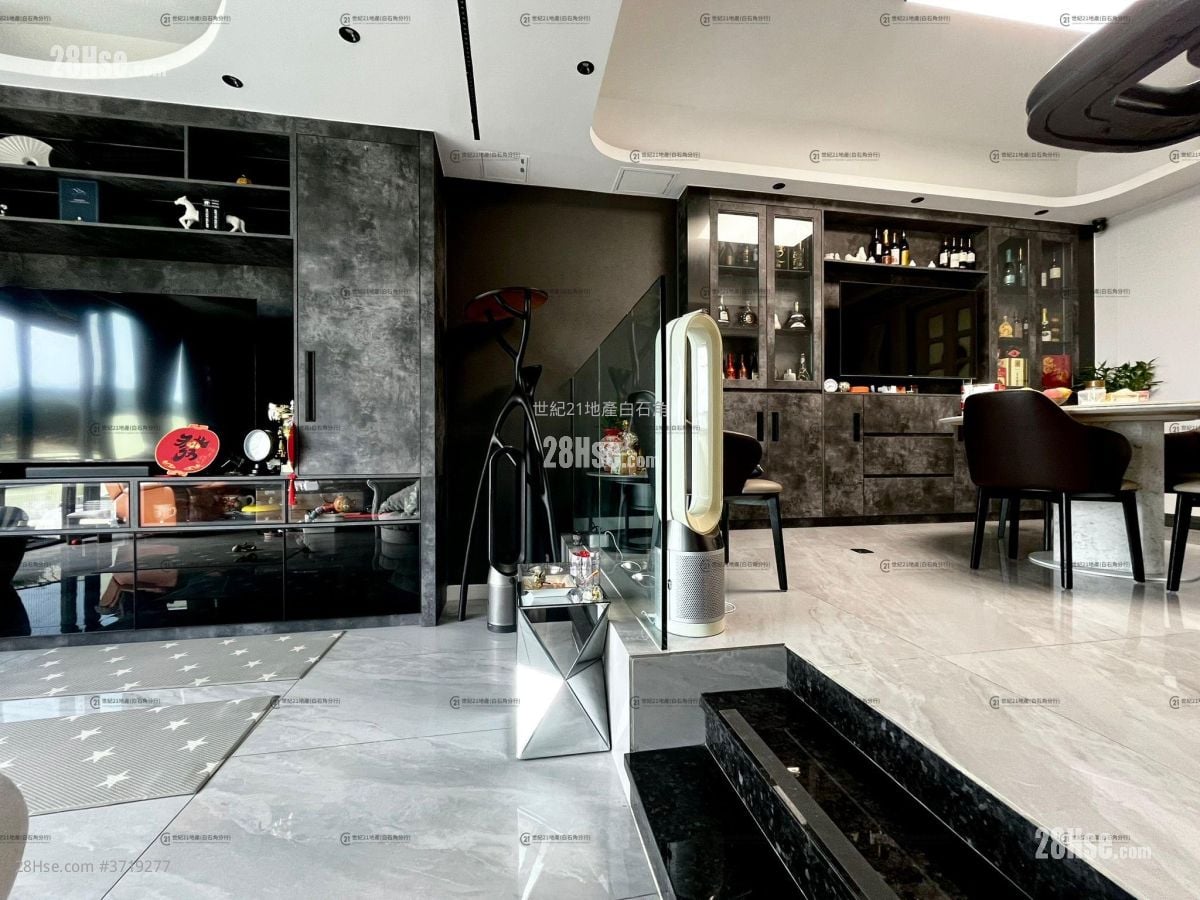 The Beverly Hills Sell 5+ Bedrooms , 2 Bathrooms 2,115 ft²