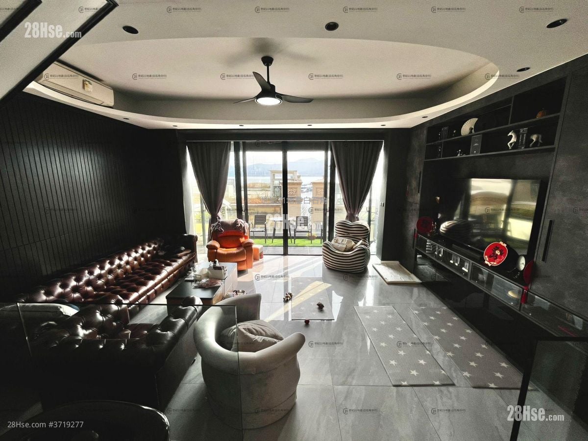 The Beverly Hills Sell 5+ Bedrooms , 2 Bathrooms 2,115 ft²