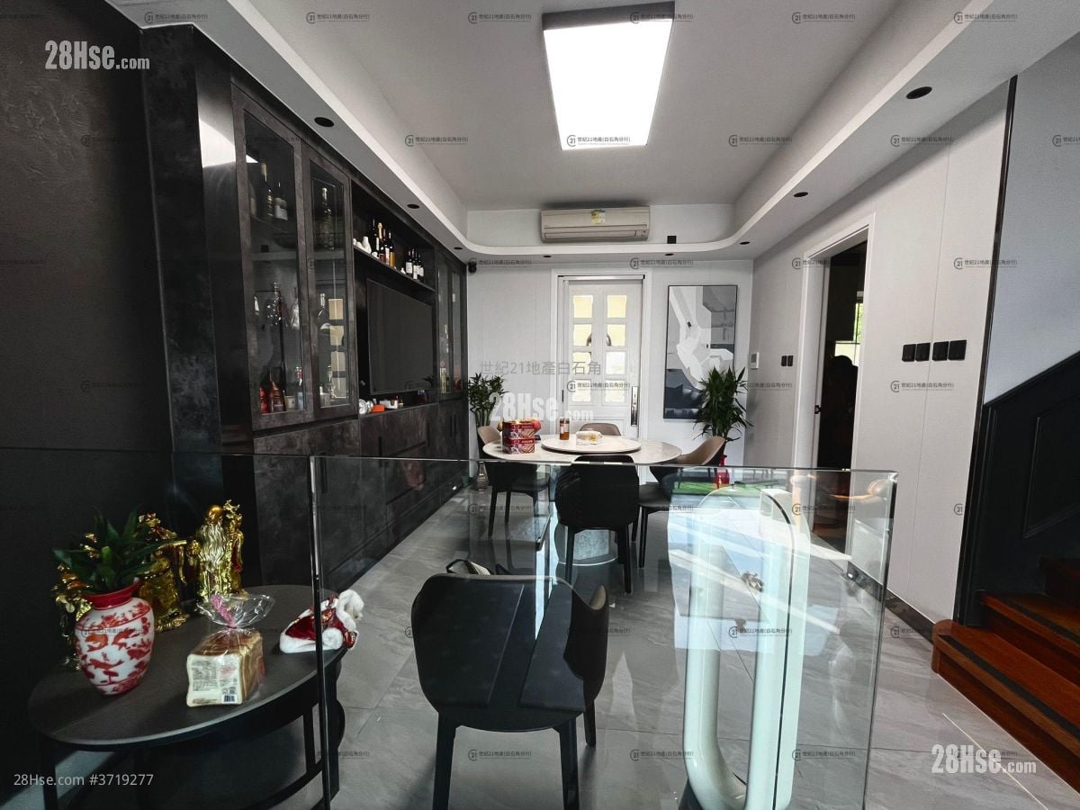 The Beverly Hills Sell 5+ Bedrooms , 2 Bathrooms 2,115 ft²