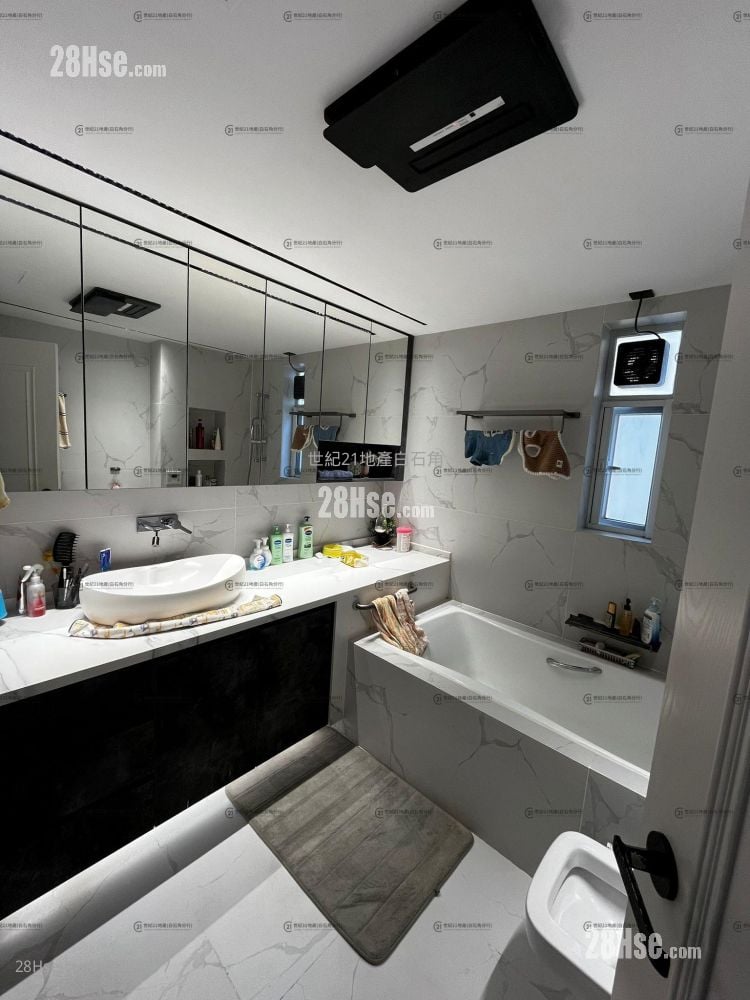 The Beverly Hills Sell 5+ Bedrooms , 2 Bathrooms 2,115 ft²